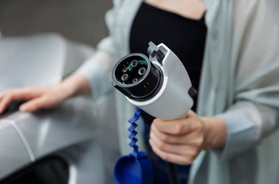 Ładowanie samochodu.