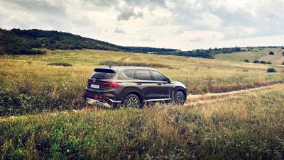 En kvinna kommer in på förarsidan av nya Hyundai i10.