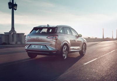 Hyundai NEXO Fuel Cell Electric Vehicle jadący ulicą miasta.