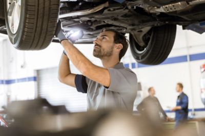 Automechanik při výměně náhradního dílu vozu Hyundai