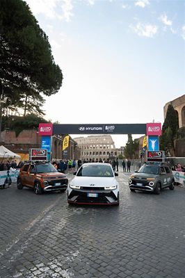 Nuova Hyundai BAYON si ferma ad un attraversamento pedonale