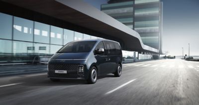 Il veicolo multiuso Hyundai STARIA nella foto frontale.