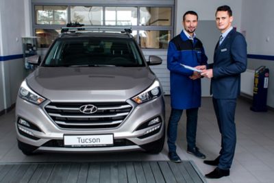 Mężczyzna kupujący samochód Hyundai TUCSON