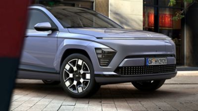 Kobieta parkująca samochód Hyundai KONA