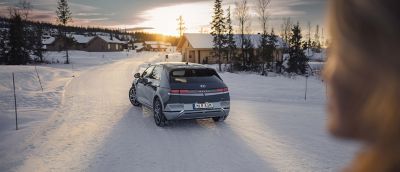 Hyundai IONIQ 5 elbil i vinterlandskap.