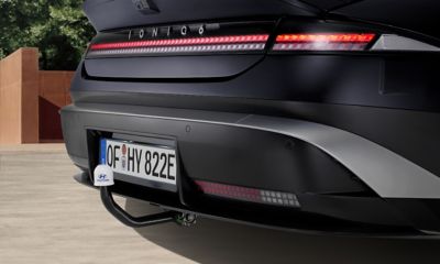 Närbild av Hyundai IONIQ 6 med monterad avtagbar dragkrok.