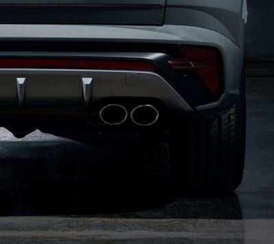 Detail zcela nového výfuku tlumiče výfuku se dvěma špičkami Hyundai TUCSON N Line.