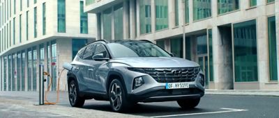 Hyundai TUCSON Plug-in Hybrid vid en laddstolpe.