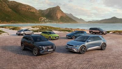 Önde KONA Elektrik ve IONIQ 5 N ile birlikte yan yana park edilmiş 6 Hyundai aracı.