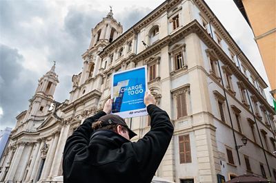 Nuova Hyundai BAYON si ferma ad un attraversamento pedonale