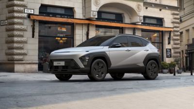 Nuova Hyundai KONA con uomo