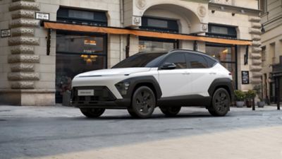 Nuova Hyundai KONA con uomo