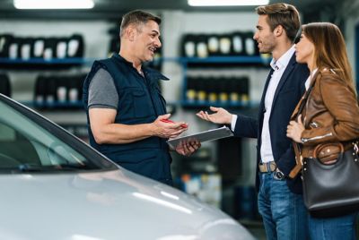 Para w towarzystwie doradcy serwisowego Hyundai