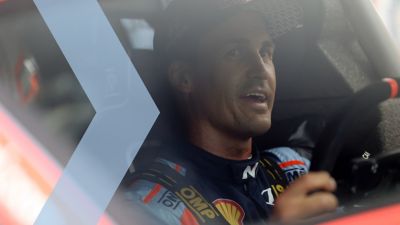 Jezdec Hyundai WRC Dani Sordo ve svém voze i20 N WRC Rally1.