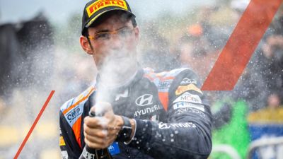 Kierowca Hyundai Motorsport Thierry Neuville otwiera szampana podczas świętowania.