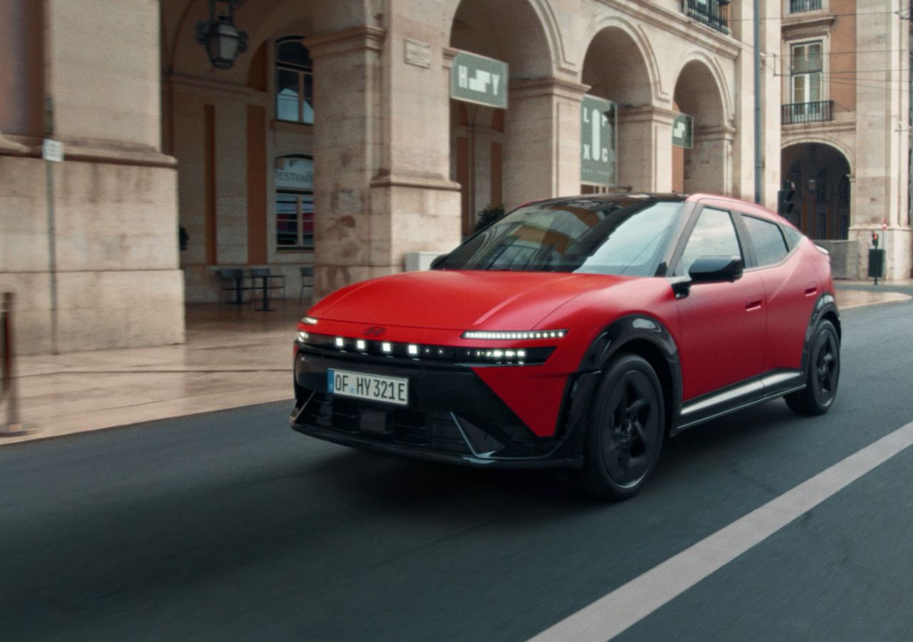 Röd Hyundai IONIQ 3 N Line sedd under körning.