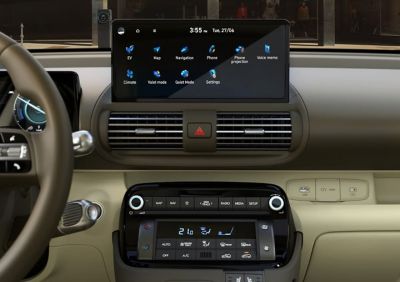 Yeni Hyundai INSTER küçük elektrikli otomobilin 10,25” dokunmatik orta ekranının yakından görünümü.