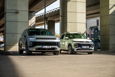 žena stojící u model i30 