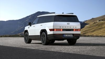 The Hyundai Santa Fe show from behind with its H-shaped brake lights on.