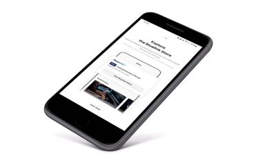 Smartphone met het Bluelink-logo op het scherm. 