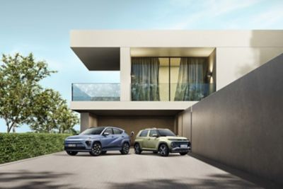 Donna avanti a Hyundai i10