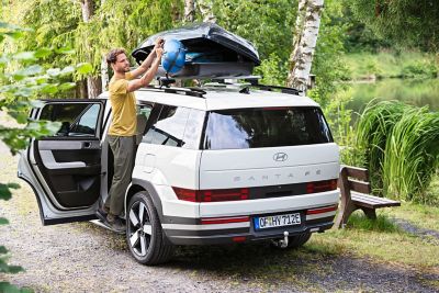 The Roof box 390 set on the cross bars on the roof of the Hyundai SANTA FE.