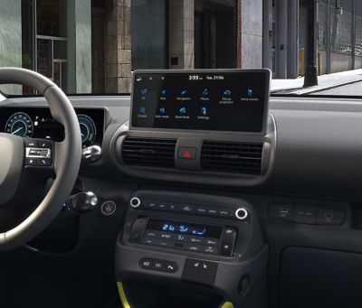 Yeni Hyundai INSTER küçük elektrikli otomobilin 10,25” dokunmatik orta ekranının yakından görünümü.