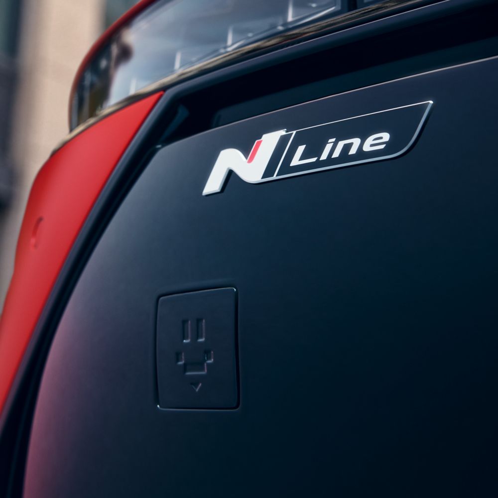 Närbild på N Line-emblemet på en röd Hyundai IONIQ 3 N Line.