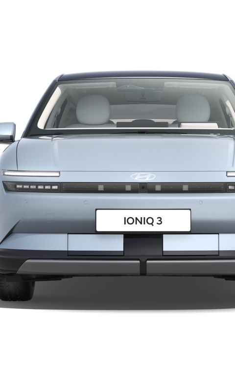 Hyundai IONIQ 3 i färgen Ice Blue Pearl sedd framifrån.