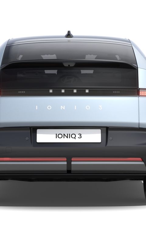 Hyundai IONIQ 3 i färgen Ice Blue Pearl sedd bakifrån.