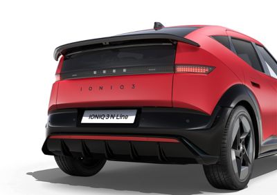 Röd Hyundai IONIQ 3 N Line sedd bakifrån.
