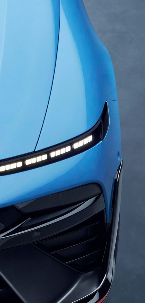 Primo piano del paraurti anteriore della Hyundai IONIQ 6 N, che mette in risalto il suo design slanciato e i suoi moderni elementi di illuminazione.