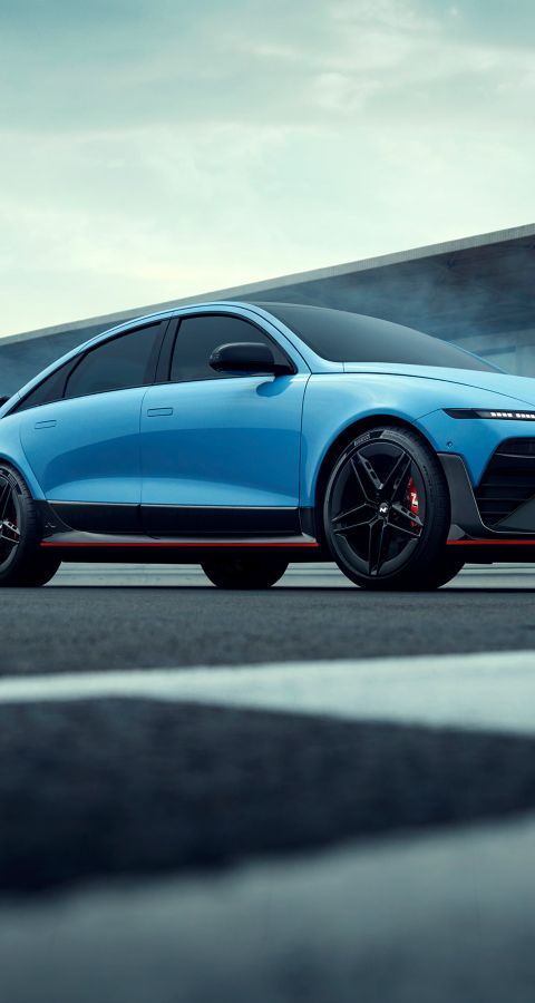 La IONIQ 6 N viene presentata in un ambiente dinamico che ne esalta il design sportivo e le caratteristiche prestazionali.