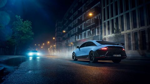 La IONIQ 6 N, illuminata di notte, parcheggiata su una strada cittadina, sottolinea il suo design raffinato.