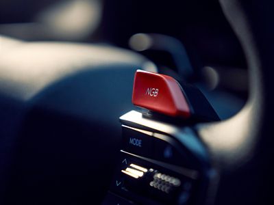 Primo piano del pulsante NGB nella IONIQ 6 N, che evidenzia le funzioni di guida sportive nella console centrale del veicolo.