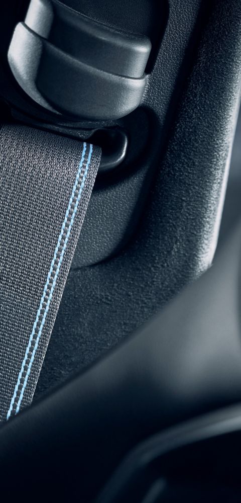 Primo piano di una cintura di sicurezza con dettagli blu che mette in risalto le caratteristiche di sicurezza degli interni della Hyundai IONIQ 6 N.