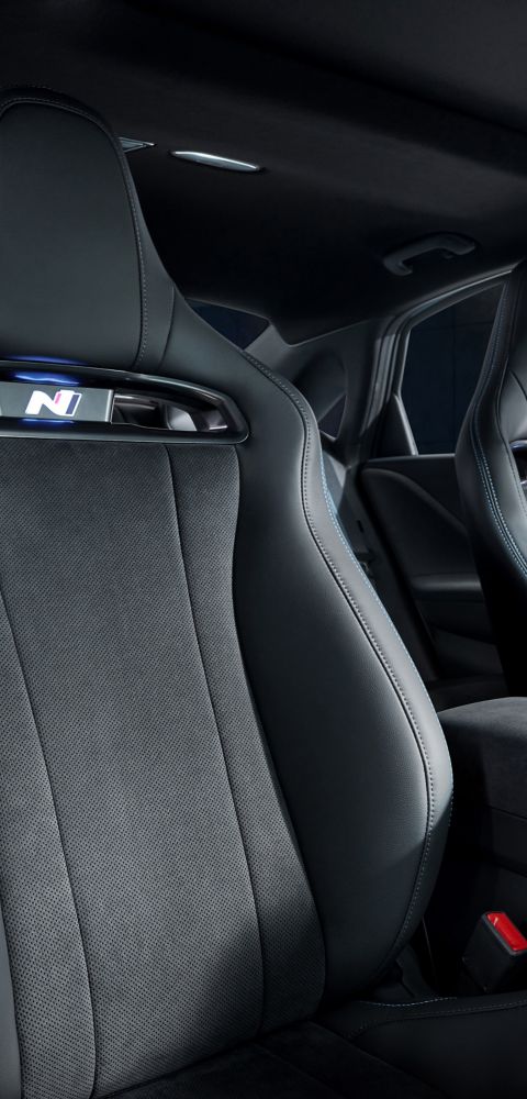 Interno degli sportivi sedili anteriori della Hyundai IONIQ 6 N, che con le loro cuciture dettagliate sottolineano comfort e stile.