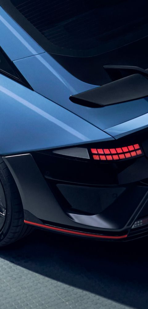 Vista dall'alto della parte posteriore della Hyundai IONIQ 6 N, che mette in risalto le sue linee slanciate e il caratteristico spoiler posteriore.