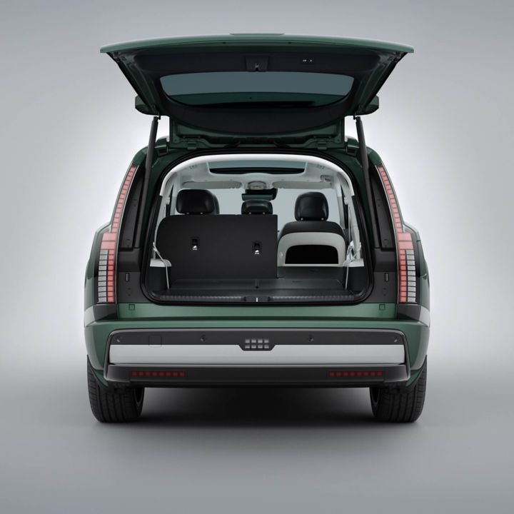 Animation showing the extra-large boot with 338-litre capacity in the Hyundai IONIQ 9.