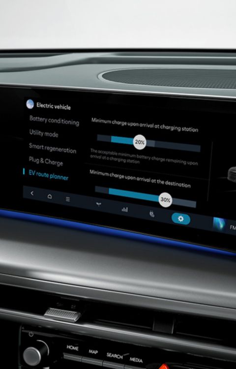 Hyundai IONIQ 9 featuring cloud-connected EV routing on the curved display.