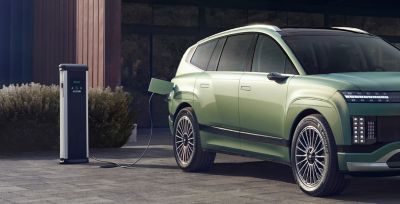 Elektryczny SUV Hyundai IONIQ 9 podłączony do ładowania.