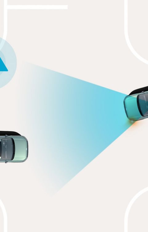 Forward Collision-Avoidance Assist: Hyundai IONIQ 9 warns of a potential collision at an intersection and initiates avoidance support.