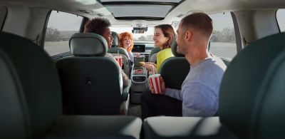 Des amis sont confortablement installés dans les trois rangées du Hyundai IONIQ 9.
