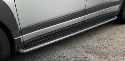 Hyundai IONIQ 9 with styling accessory Side steps, sporty.