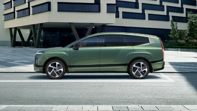 Hyundai IONIQ 9 parked with skyline in the background.