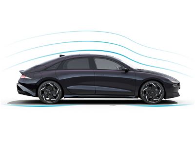 La nouvelle berline électrique Hyundai IONIQ 6 présentée avec des lignes aérodynamiques visibles au-dessus de la voiture.