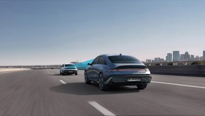 Image illustrant les capteurs utilisés pour le système de régénération intelligent de la Hyundai IONIQ 6 sur une autoroute.