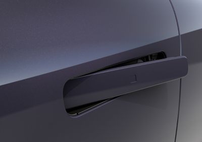 Poignées de porte à fermeture automatique sur le côté de la berline électrique Hyundai IONIQ 6.