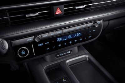 Gros plan sur le bouton de démarrage et le panneau de commande de la climatisation à l'intérieur de la Hyundai IONIQ 6.