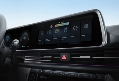 L'écran tactile d'infodivertissement de 12,3 pouces à l'intérieur de la Hyundai IONIQ 6.